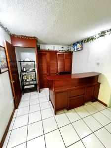 eine Küche mit einem Holzschreibtisch und einem Kühlschrank in der Unterkunft E.W.B. Properties in Basseterre