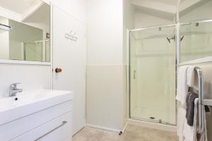 Ένα μπάνιο στο Craicor Boutique Apartments +44 φωτογραφίες