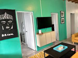 TV a/nebo společenská místnost v ubytování Casita Azul Anasco