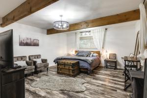 a bedroom with a bed and a couch at Chic and Modern Escape about 4 Mi to Pinecrest Lake! in Cold Springs