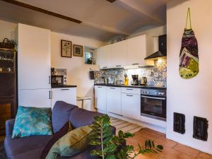 sala de estar con sofá y cocina en Terra Farma Cottage, cozy urban escapes here!, 