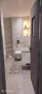 bagno con servizi igienici e lavandino di Appartement F3 moderne en Résidence a Ouled Moussa
