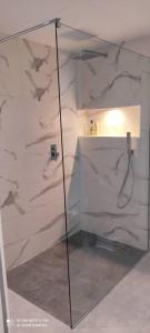 bagno con doccia e parete in vetro di Appartement F3 moderne en Résidence a Ouled Moussa