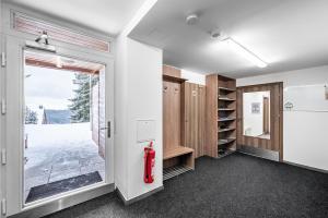 a room with a door and a fire extinguisher at Horní Mísečky - I3 Pohodlný a teplý apartmán u sjezdovky in Horni Misecky