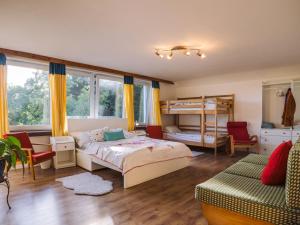 的住宿－Terra Farma Cottage, cozy urban escapes here!，一间卧室配有一张床和一张双层床。