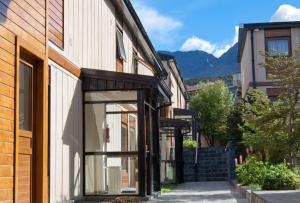 una calle en una ciudad con edificios y montañas en Del Bosque Apart Hotel en Ushuaia