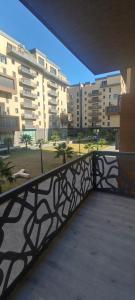 un balcone con ringhiera nera e alcuni edifici di Appartement F3 moderne en Résidence a Ouled Moussa