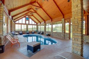 een groot binnenzwembad in een huis met een houten plafond bij Pet-Friendly Shirley Pool House with Smart TV! in Fairfield Bay
