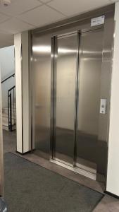 un ascensor en un edificio de oficinas con las puertas abiertas en Entire Apartment Near Helsinki Airport en Vantaa