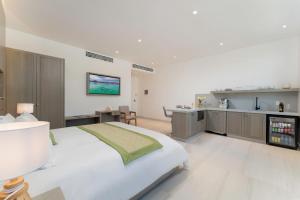 Hotel Cordelia Resort & Spa في لوريتو: غرفة نوم بسرير كبير ومطبخ