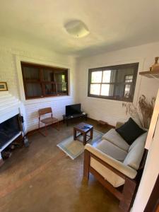 ein Wohnzimmer mit einem Sofa und einem Kamin in der Unterkunft Sitio-Estalagem Purioca in Cunha