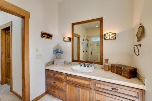 un bagno con lavandino e specchio di Klamath Falls Vacation Rental with Resort Amenities! a Klamath Falls Altre 34 foto