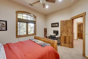 una camera da letto con un letto, una scrivania e una finestra di Klamath Falls Vacation Rental with Resort Amenities! a Klamath Falls