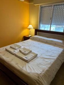 a bedroom with a bed with towels on it at Departamento Céntrico bis in Goya