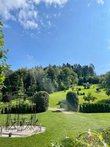 uma vista para um parque com cadeiras e árvores em Das Steinberger em Altlengbach