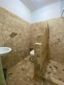 Baño de piedra con aseo y lavamanos en Costa de Vikingos, en Tolú
