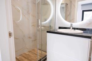 un baño con lavabo y espejo en Luxury Apartments Sea Sabi con garaje, en Corralejo 30 fotos más