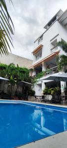 El Pedregal的住宿－Cucaña Hotel，大楼前的游泳池