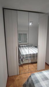 Tempat tidur dalam kamar di Acogedor alojamiento en Trinitat Vella Barcelona