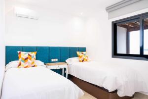 una habitación con dos camas y una ventana en Luxury Apartments Sea Sabi con garaje, en Corralejo