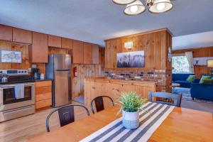 una cucina con mobili in legno e un tavolo con sedie di Relaxing Mountain Refuge 4 Miles to Mt Snow! a Dover