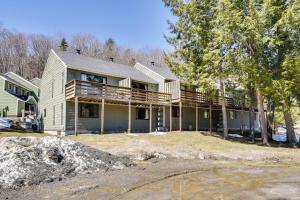 una grande casa con balcone e alberi di Relaxing Mountain Refuge 4 Miles to Mt Snow! a Dover