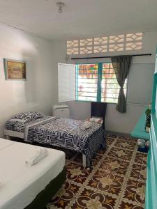 Habitación de hotel con 2 camas y ventana en Costa de Vikingos en Tolú