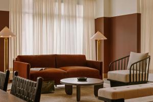 - un salon avec un canapé et une table dans l'établissement Sonder The Fitz, à Saint Paul