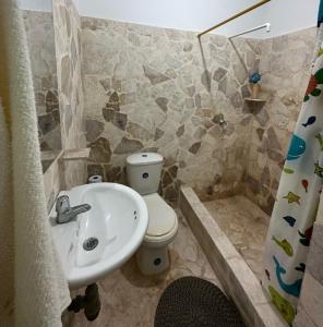 y baño con lavabo, aseo y ducha. en Costa de Vikingos, en Tolú