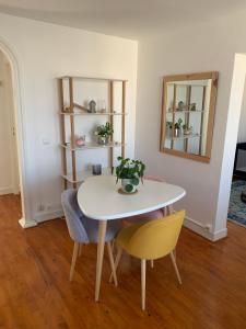 ein Esszimmer mit einem weißen Tisch und Stühlen in der Unterkunft Appartement T3 Anglet 67m2 in Anglet