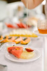 un plato de comida en una mesa con fruta en ella en Hotel Kiribati Maresias, en Maresias