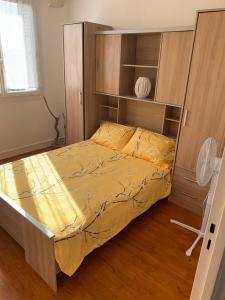 - une chambre avec un lit et une couette jaune dans l'établissement Appartement T3 Anglet 67m2, à Anglet
