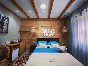 een slaapkamer met een bed en een bureau in een kamer bij Guesthouse Villa Gurra in Theth