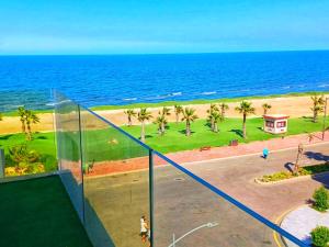 una casa de cristal con vistas a la playa en Porto Said شاليه ملكى صف اول بحر بورتو سعيد, en Puerto Saíd