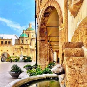 a building with a water fountain in front of a building at APPARTAMENTI MAZARA in Mazara del Vallo