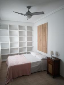 Schlafzimmer mit einem Bett und einem Deckenventilator in der Unterkunft Como en casa 1 in Elche