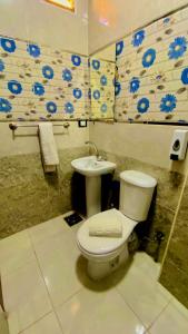 La salle de bains est pourvue de toilettes et d'un lavabo. dans l'établissement Store pyrmids view, au Caire