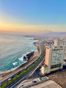 een luchtzicht op een strand en de oceaan bij Acogedor espacio de descanso in Antofagasta