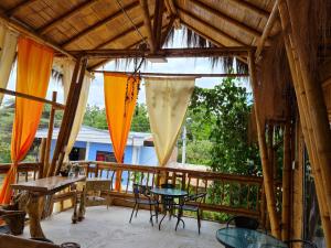 un patio con mesa y sillas en una terraza en Tatacoa Star Eco Hotel en Villavieja