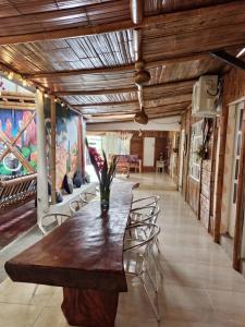 - une salle à manger avec une table et des chaises en bois dans l'établissement Tatacoa Star Eco Hotel, à Villavieja