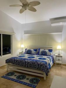 Postel nebo postele na pokoji v ubytování Lujoso Penthouse en Terrenas, Coson.