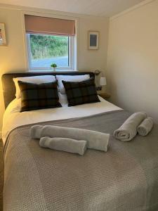 Un dormitorio con una cama grande con toallas. en Island Coorie, en Kilmaluag