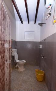 a bathroom with a toilet and a sink at Villa Dumont in Puducherry