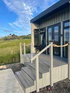 Casa pequeña con porche de madera y terraza en Island Coorie, en Kilmaluag