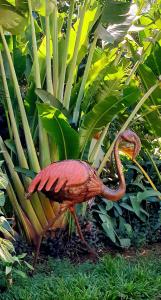 een standbeeld van een vogel in het gras bij Flamingo résidence in Toliara
