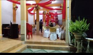 un grupo de personas sentadas en una mesa en una habitación en HOTEL ANAHÍ, en Chulumani