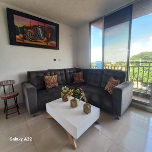 a living room with a couch and a table at HABITACION EN APARTAMENTO COMPARTIDO - VENTILADOR in Valledupar