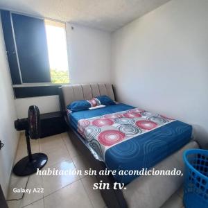 a small bedroom with a bed in a room at HABITACION EN APARTAMENTO COMPARTIDO - VENTILADOR in Valledupar