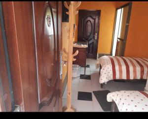 Zimmer mit einem Bett und einer Stange in einem Zimmer in der Unterkunft HOTEL ANAHÍ in Chulumani