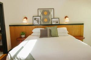 1 dormitorio con 1 cama blanca grande con almohadas en Lodge At Marconi, en Marshall